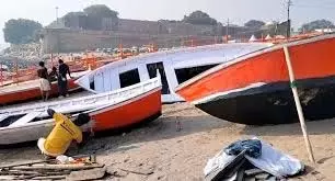 Up News: संगम पर बिखरा भगवा रंग,पांटून पुल के बाद अब नावें भी हुईं भगवामय Up News: संगम पर बिखरा भगवा रंग,पांटून पुल के बाद अब नावें भी हुईं भगवामय