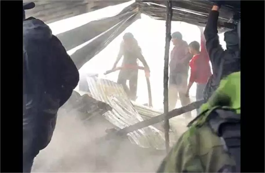 Jammu-Kashmir:रिहायशी इलाके में आग का तांडव, मची अफरा-तफरी Jammu-Kashmir:रिहायशी इलाके में आग का तांडव, मची अफरा-तफरी