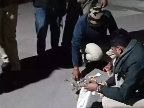 शिक्षक के घर वारदात कर भाग रहे चोर गिरफ्तार, कब्जे से गहने और कैश बरामद शिक्षक के घर वारदात कर भाग रहे चोर गिरफ्तार, कब्जे से गहने और कैश बरामद