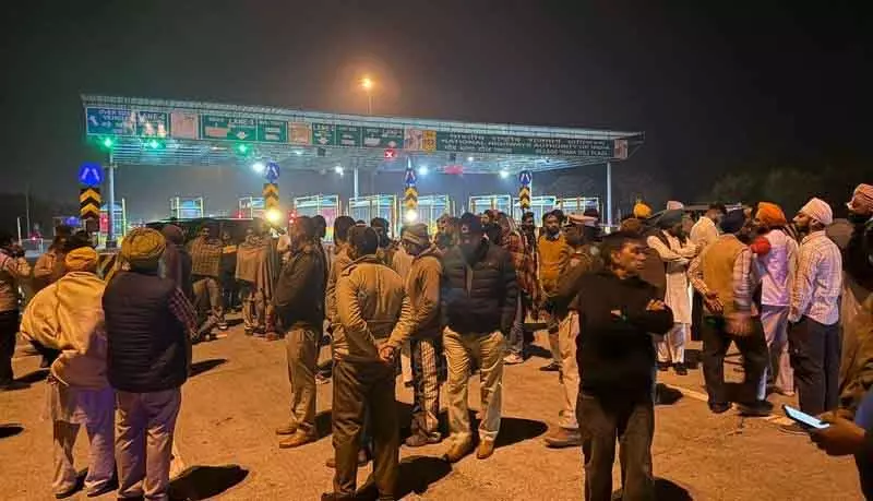 Kurukshetra थाना टोल प्लाजा पर एक व्यक्ति पर हमला करने के आरोप में छह लोग गिरफ्तार। Kurukshetra थाना टोल प्लाजा पर एक व्यक्ति पर हमला करने के आरोप में छह लोग गिरफ्तार।