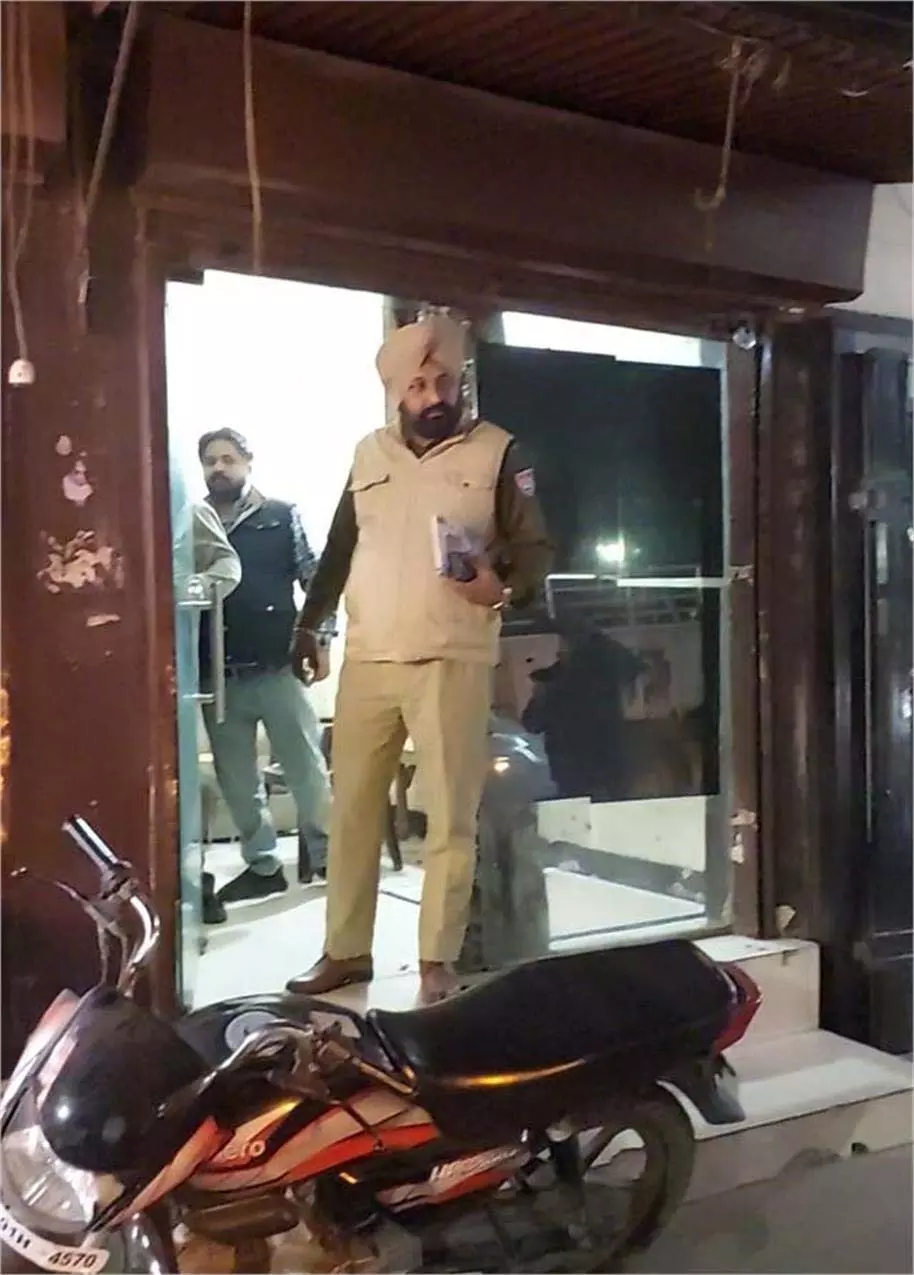 Ludhiana: अवैध लॉटरी का पर्दाफाश, पुलिस की दबिश से कारोबारियों की उड़ी नींद Ludhiana: अवैध लॉटरी का पर्दाफाश, पुलिस की दबिश से कारोबारियों की उड़ी नींद
