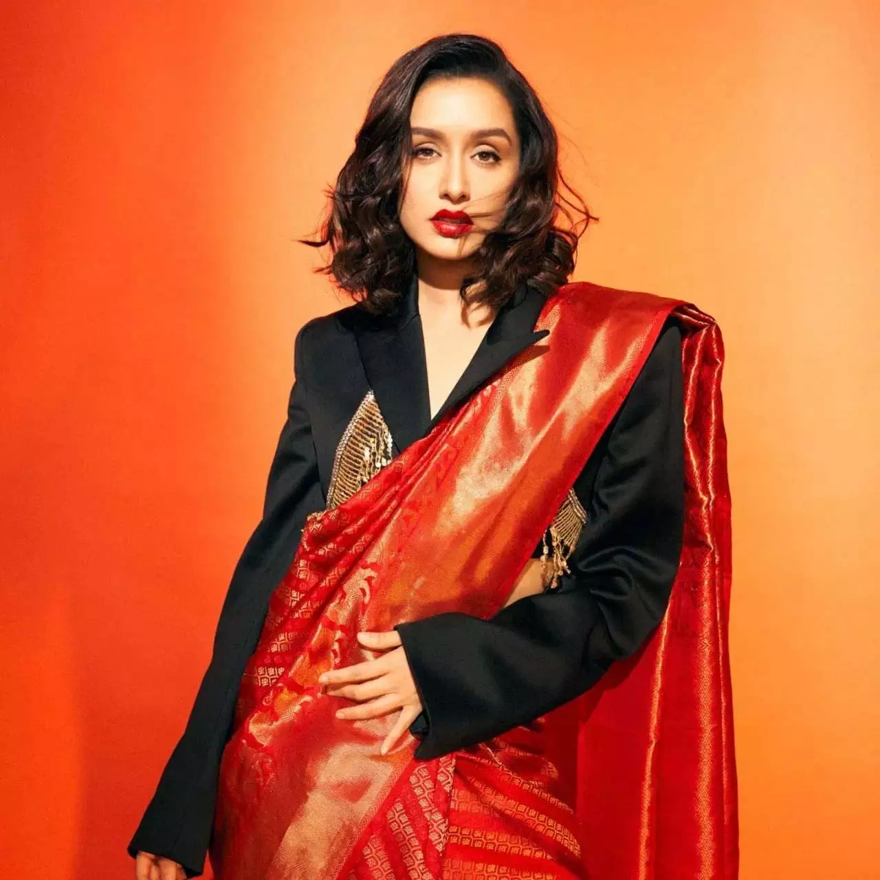 Winter Fashion Tips: साड़ी के साथ ऐसे स्टाइल करें शॉल और जैकेट Winter Fashion Tips: साड़ी के साथ ऐसे स्टाइल करें शॉल और जैकेट