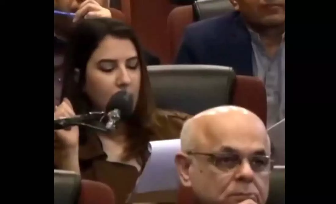 प्रेस कॉन्फ्रेंस का LIVE वीडियो, महिला पत्रकार को आंख मारते दिखे सेना के प्रवक्ता, थू-थू हो गई प्रेस कॉन्फ्रेंस का LIVE वीडियो, महिला पत्रकार को आंख मारते दिखे सेना के प्रवक्ता, थू-थू हो गई
