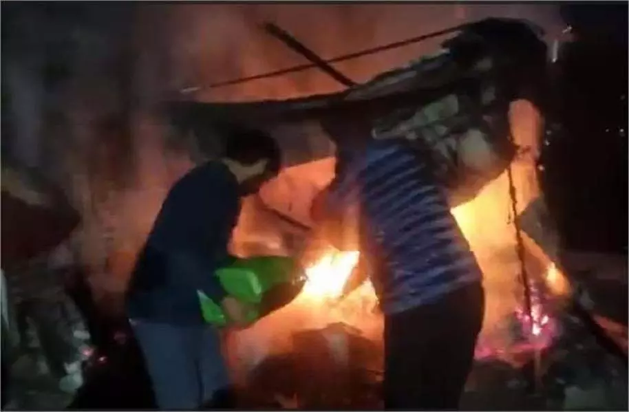 Jammu-Kashmir: भीषण आग, कई दुकानें जलकर राख Jammu-Kashmir: भीषण आग, कई दुकानें जलकर राख