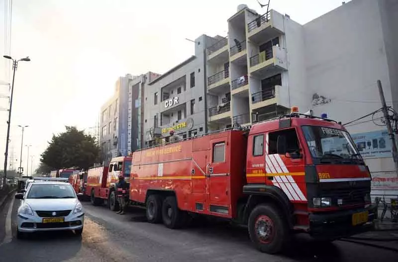 Delhi नरेला में फैक्ट्री में आग लगने से तीन लोग घायल Delhi नरेला में फैक्ट्री में आग लगने से तीन लोग घायल