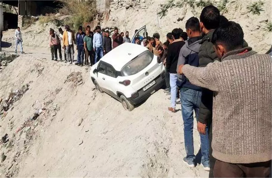 Chamba: पहाड़ी पर लटकी कार, सवारियों की अटकी सांसें Chamba: पहाड़ी पर लटकी कार, सवारियों की अटकी सांसें