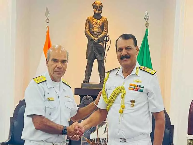 CNS एडमिरल त्रिपाठी ने ब्राज़ीलियाई नौसेना कमांडर से मुलाकात, रक्षा सहयोग बढ़ाने पर चर्चा CNS एडमिरल त्रिपाठी ने ब्राज़ीलियाई नौसेना कमांडर से मुलाकात, रक्षा सहयोग बढ़ाने पर चर्चा