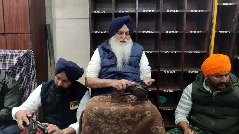 Punjab: विरसा सिंह वल्टोहा स्वर्ण मंदिर में सेवा करते हुए Punjab: विरसा सिंह वल्टोहा स्वर्ण मंदिर में सेवा करते हुए