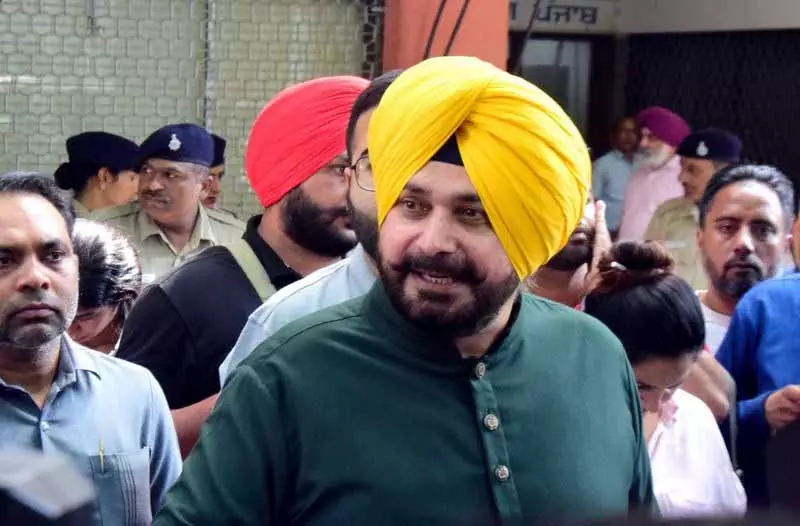 Navjot Sidhu के समर्थकों ने बढ़ते विवाद के बीच चुप्पी साधी Navjot Sidhu के समर्थकों ने बढ़ते विवाद के बीच चुप्पी साधी