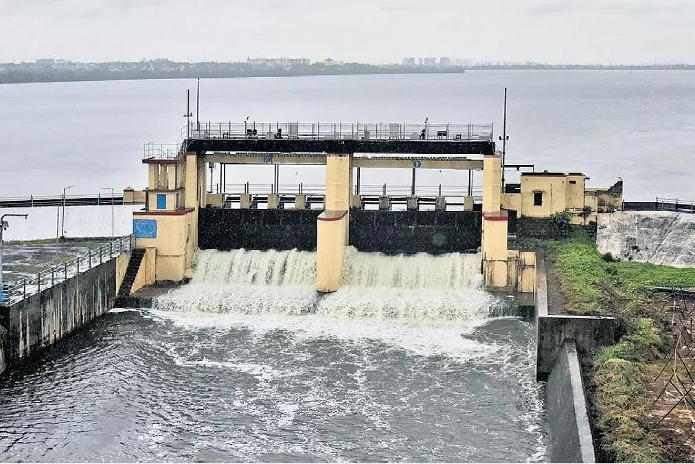 Tamil Nadu में भारी बारिश के बाद पुझल जलाशय पर चेतावनी जारी Tamil Nadu में भारी बारिश के बाद पुझल जलाशय पर चेतावनी जारी
