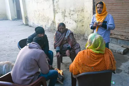 बिहार में ठंड ने दी दस्तक, सर्दी और कोहरा बढ़ा रहे परेशानी बिहार में ठंड ने दी दस्तक, सर्दी और कोहरा बढ़ा रहे परेशानी