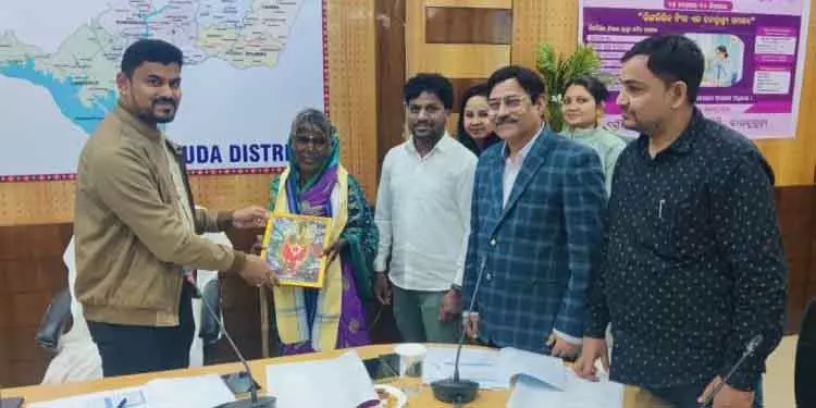 Jharsuguda में महाराष्ट्र की एक महिला तीन साल बाद अपने परिवार से मिली। Jharsuguda में महाराष्ट्र की एक महिला तीन साल बाद अपने परिवार से मिली।