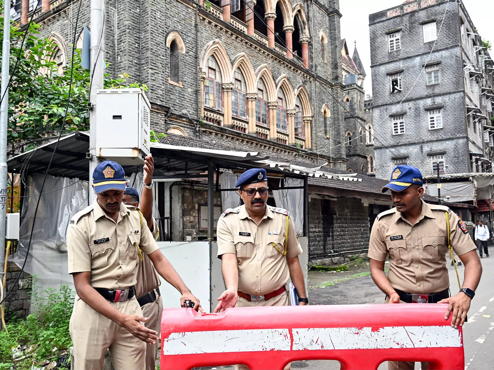 मुलुंड पुलिस ने फर्जी जन्म प्रमाण पत्र प्राप्त करने के आरोप में 367 लोगों के खिलाफ FIR दर्ज की मुलुंड पुलिस ने फर्जी जन्म प्रमाण पत्र प्राप्त करने के आरोप में 367 लोगों के खिलाफ FIR दर्ज की