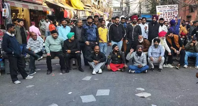 Choura Bazaar में हाई ड्रामा, दुकानदार और विक्रेताओं के बीच हुई झड़प Choura Bazaar में हाई ड्रामा, दुकानदार और विक्रेताओं के बीच हुई झड़प