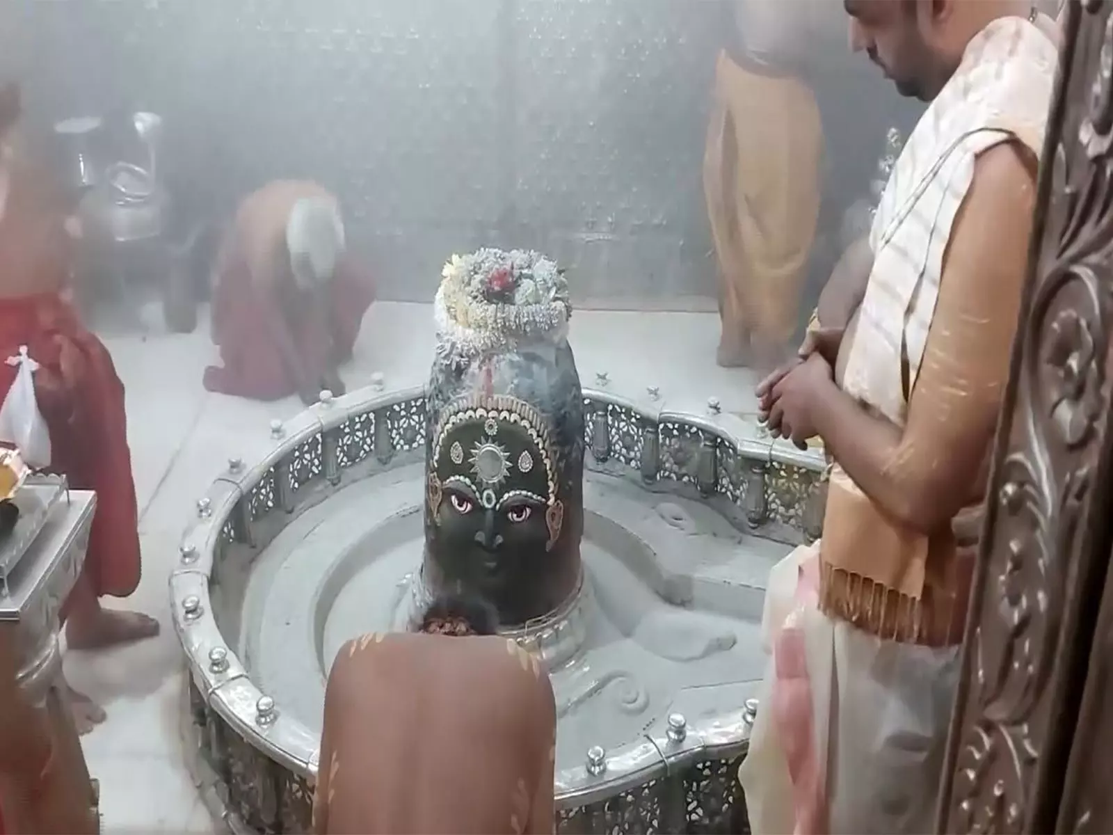 Ujjain के महाकालेश्वर ज्योतिर्लिंग मंदिर में पवित्र भस्म आरती की गई Ujjain के महाकालेश्वर ज्योतिर्लिंग मंदिर में पवित्र भस्म आरती की गई