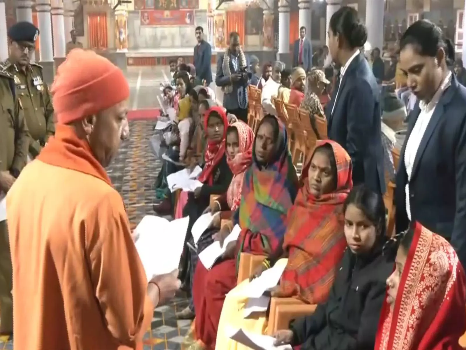 गोरखपुर में जनता दर्शन में CM योगी ने लोगों की शिकायतें सुनी गोरखपुर में जनता दर्शन में CM योगी ने लोगों की शिकायतें सुनी