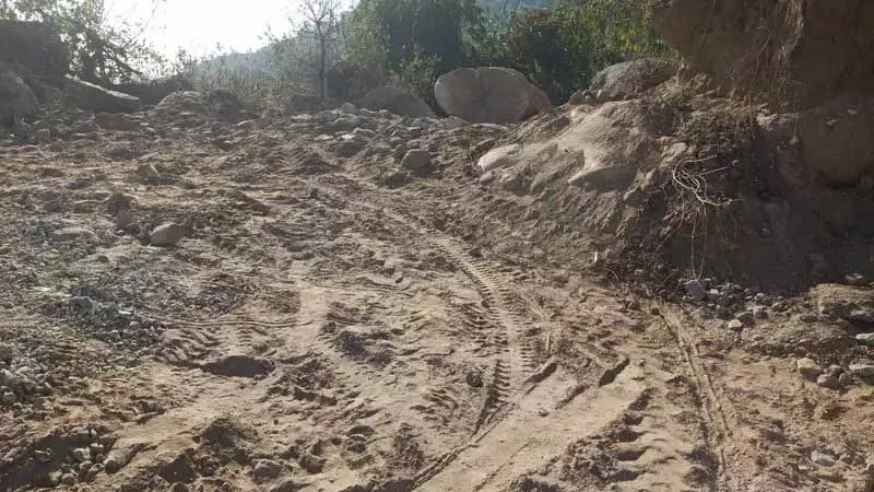 प्रतिबंध के बावजूद, बैजनाथ के पास Binwa river में अवैध खनन बिना किसी रोक-टोक के जारी है प्रतिबंध के बावजूद, बैजनाथ के पास Binwa river में अवैध खनन बिना किसी रोक-टोक के जारी है