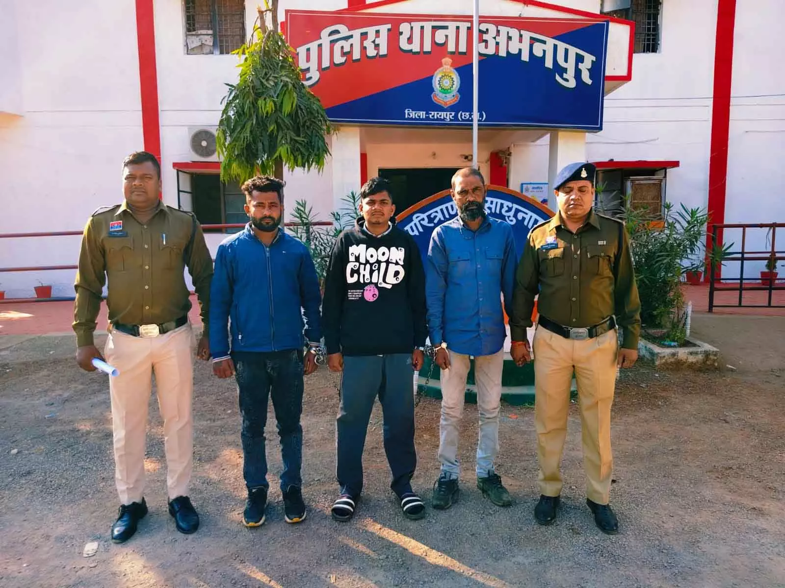 चण्डी मोड़ अभनपुर में गांजा पकड़ाया, 3 तस्कर गिरफ्तार चण्डी मोड़ अभनपुर में गांजा पकड़ाया, 3 तस्कर गिरफ्तार