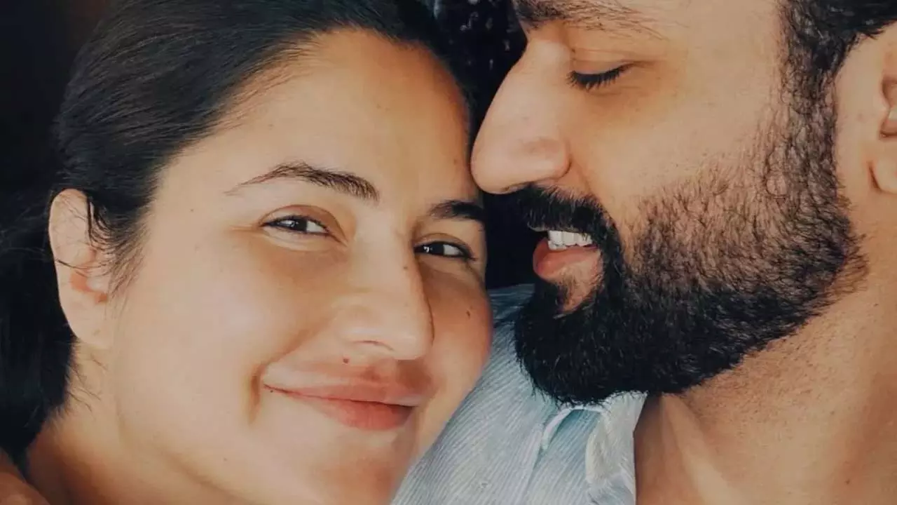 Vicky Kaushal ने शादी की चौथी सालगिरह पर कैटरीना कैफ के साथ सेल्फी शेयर की। Vicky Kaushal ने शादी की चौथी सालगिरह पर कैटरीना कैफ के साथ सेल्फी शेयर की।