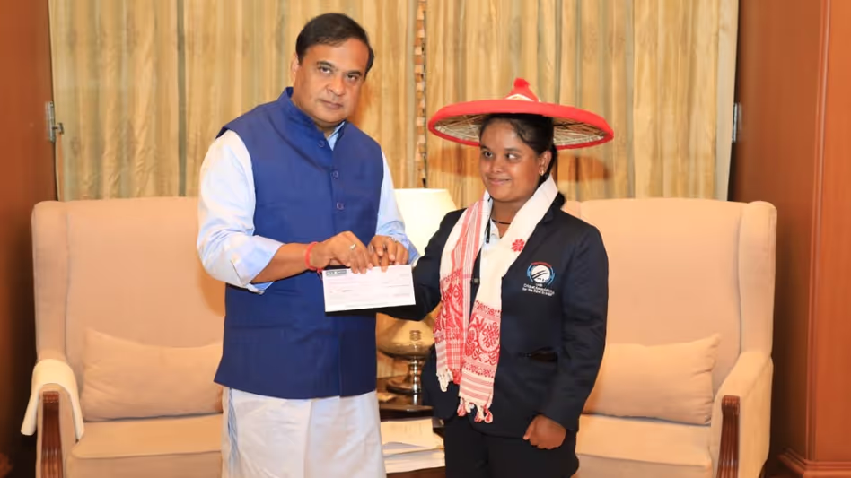 Assam के मुख्यमंत्री ने वर्ल्ड कप जीतने वाली ब्लाइंड क्रिकेटर सिमु दास को सरकारी नौकरी और 10 लाख रुपये दिए Assam के मुख्यमंत्री ने वर्ल्ड कप जीतने वाली ब्लाइंड क्रिकेटर सिमु दास को सरकारी नौकरी और 10 लाख रुपये दिए