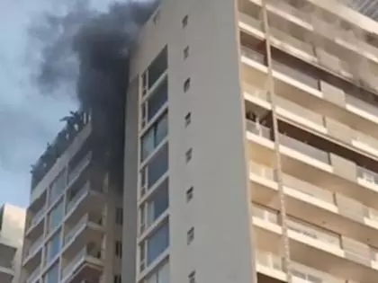 Visakhapatnam: बीच रोड पर राधा बीच रेजीडेंसी में भीषण आग लग गई Visakhapatnam: बीच रोड पर राधा बीच रेजीडेंसी में भीषण आग लग गई