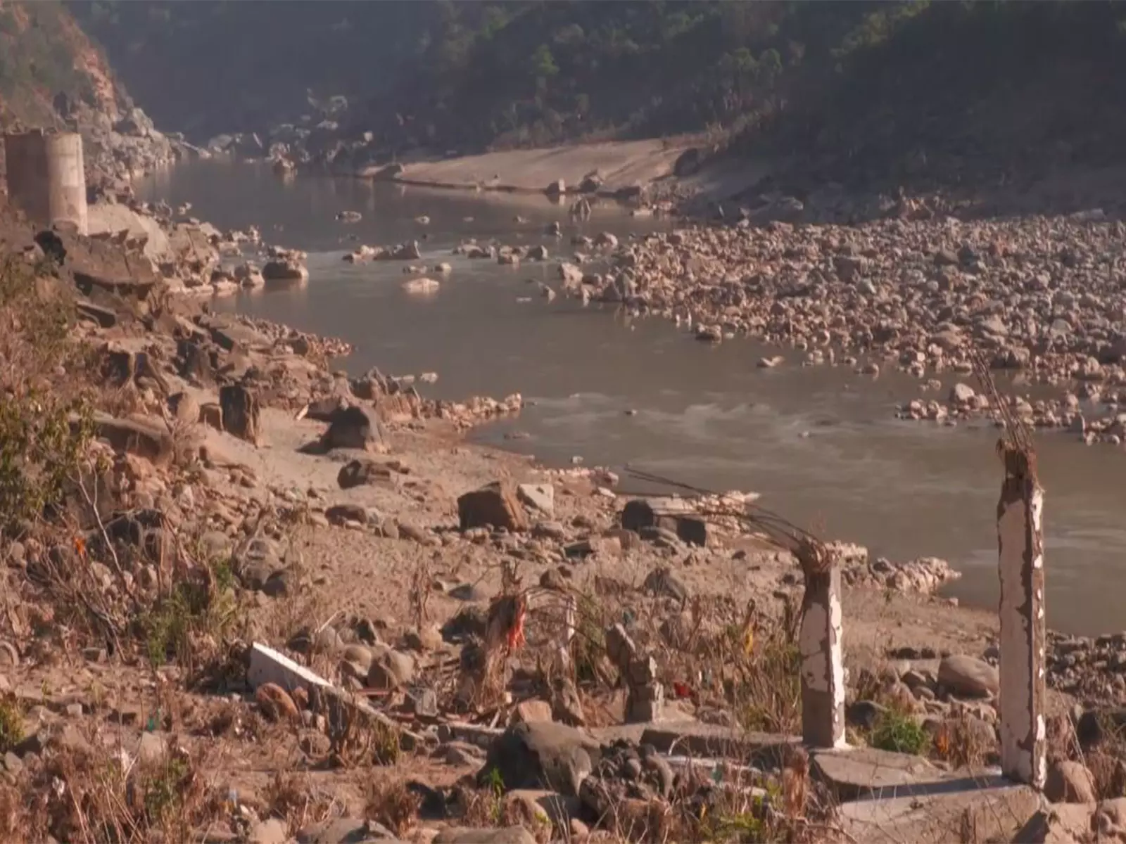 Udhampur में बाढ़ के बाद पानी की गंभीर कमी Udhampur में बाढ़ के बाद पानी की गंभीर कमी