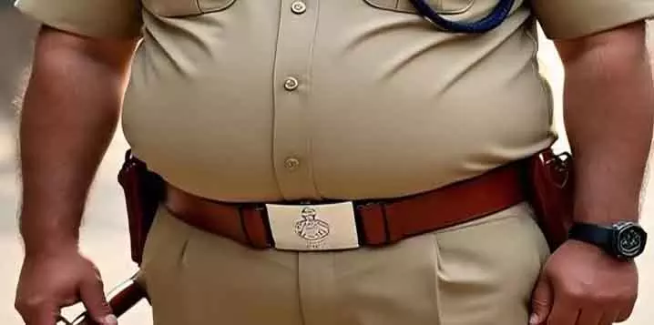 अनफिट तोंद वाले पुलिसकर्मियों पर आईजी ने दिखाई सख्ती, सुबह-सुबह दौड़ लगाने के निर्देश अनफिट तोंद वाले पुलिसकर्मियों पर आईजी ने दिखाई सख्ती, सुबह-सुबह दौड़ लगाने के निर्देश
