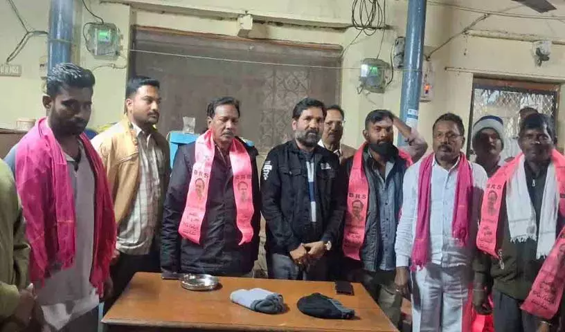 Durgam Chinnaiah के नेतृत्व में कांग्रेस नेता BRS में शामिल हुए। Durgam Chinnaiah के नेतृत्व में कांग्रेस नेता BRS में शामिल हुए।