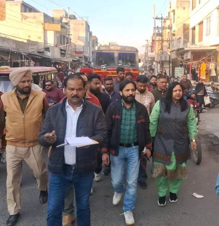 पुतलीगढ़ में कूड़ा फैलाने के खिलाफ MC अभियान में 17 चालान जारी किए गए पुतलीगढ़ में कूड़ा फैलाने के खिलाफ MC अभियान में 17 चालान जारी किए गए