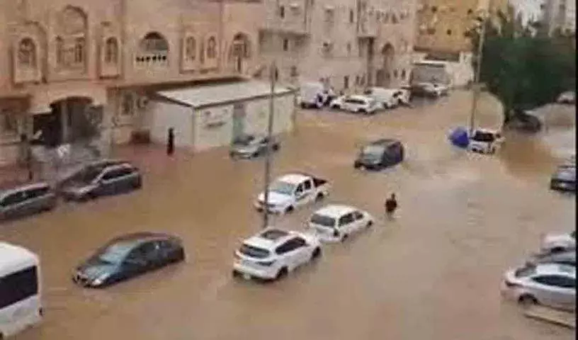 Saudi Arabia के रेगिस्तानी देश में बाढ़ आ गई है। Saudi Arabia के रेगिस्तानी देश में बाढ़ आ गई है।