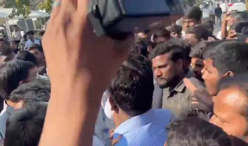 चोर चोर.. वेंकट चोर.. बाल्मूरी वेंकट के खिलाफ OU छात्रों के नारे चोर चोर.. वेंकट चोर.. बाल्मूरी वेंकट के खिलाफ OU छात्रों के नारे