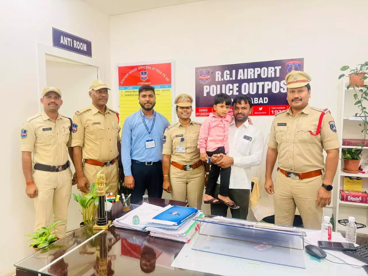 Hyderabad में RGIA OP पुलिस ने लापता बच्चे को तेज़ी से परिवार से मिलाया। Hyderabad में RGIA OP पुलिस ने लापता बच्चे को तेज़ी से परिवार से मिलाया।