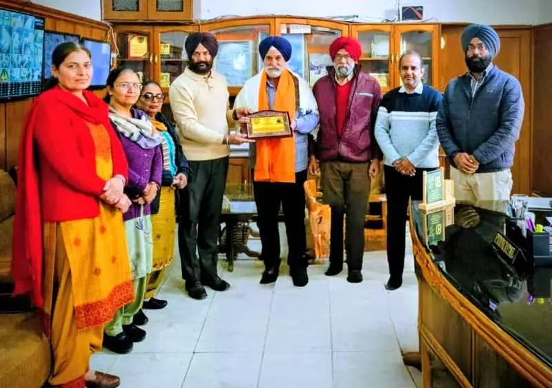 Hong Kong के डोनर ने सरहाली कॉलेज को 3 लाख रुपये का दान दिया Hong Kong के डोनर ने सरहाली कॉलेज को 3 लाख रुपये का दान दिया