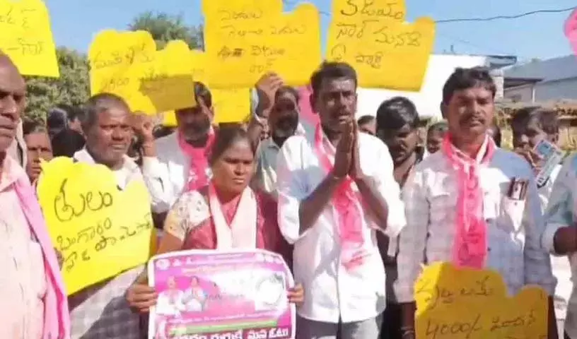 घनपुर स्टेशन पर कादियम श्रीहरि के खिलाफ BRS कार्यकर्ताओं का विरोध प्रदर्शन घनपुर स्टेशन पर कादियम श्रीहरि के खिलाफ BRS कार्यकर्ताओं का विरोध प्रदर्शन