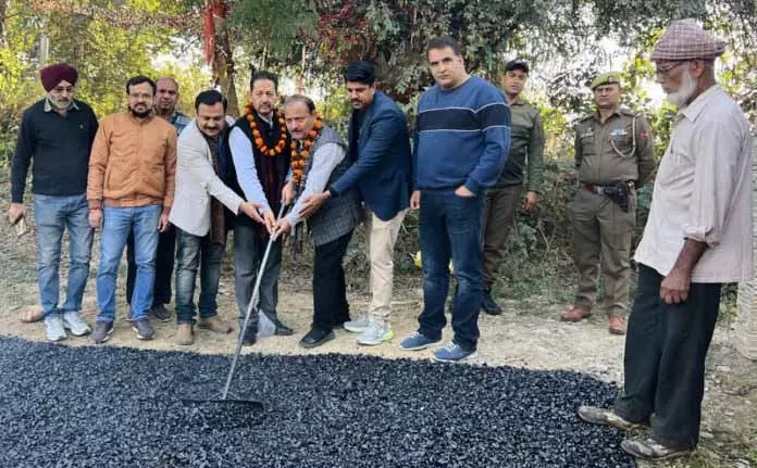 Baldev Billawaria ने वार्ड 55 में ब्लैकटॉपिंग के काम की शुरुआत की Baldev Billawaria ने वार्ड 55 में ब्लैकटॉपिंग के काम की शुरुआत की