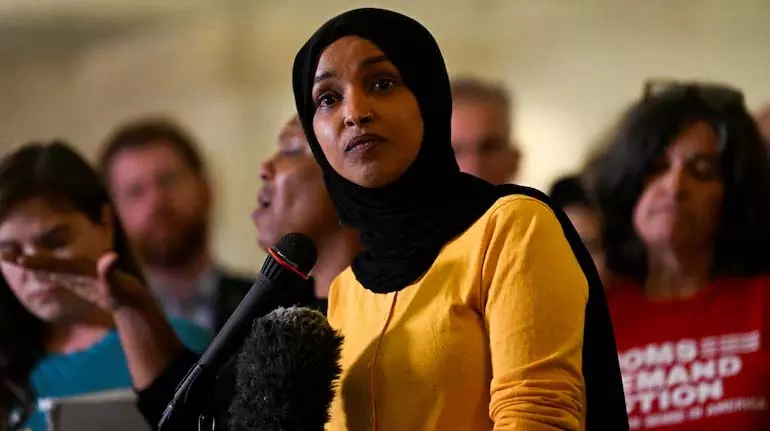 Ilhan Omar कौन हैं और ट्रंप नस्लवादी हमलों से उन्हें क्यों निशाना बनाते हैं? Ilhan Omar कौन हैं और ट्रंप नस्लवादी हमलों से उन्हें क्यों निशाना बनाते हैं?