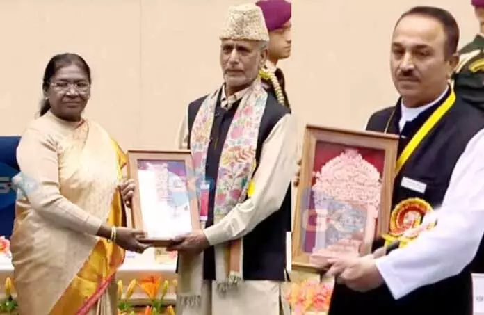 J&K के चार कारीगरों को हस्तशिल्प के लिए राष्ट्रीय पहचान मिली J&K के चार कारीगरों को हस्तशिल्प के लिए राष्ट्रीय पहचान मिली
