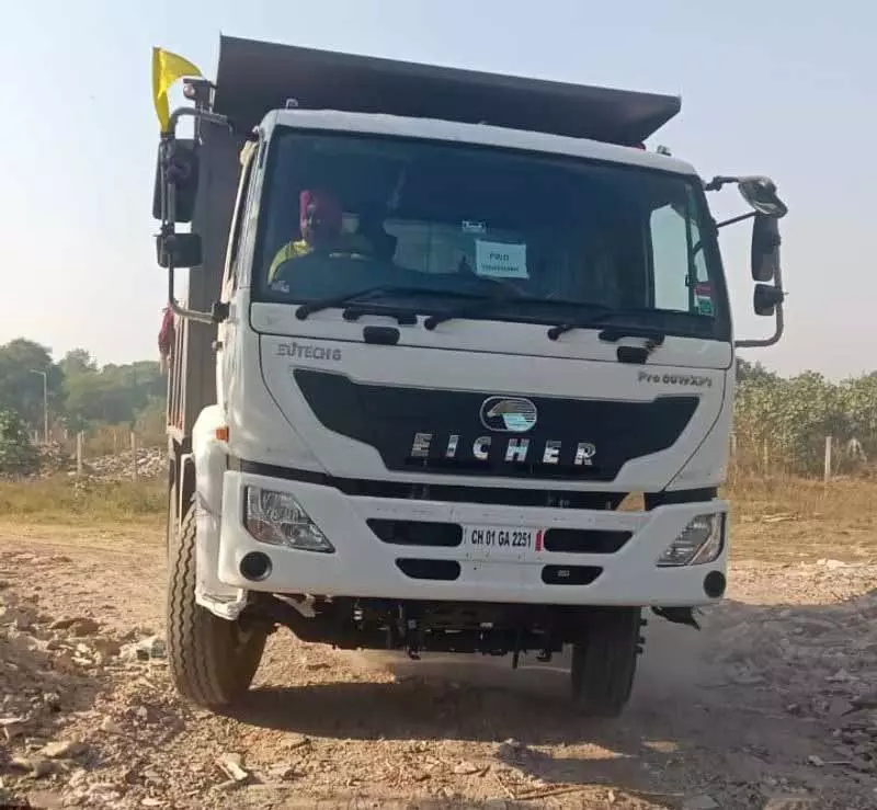 MC ने अवैध रूप से मलबा फेंकने के लिए चंडीगढ़ प्रशासन के दो टिप्परों का चालान किया MC ने अवैध रूप से मलबा फेंकने के लिए चंडीगढ़ प्रशासन के दो टिप्परों का चालान किया