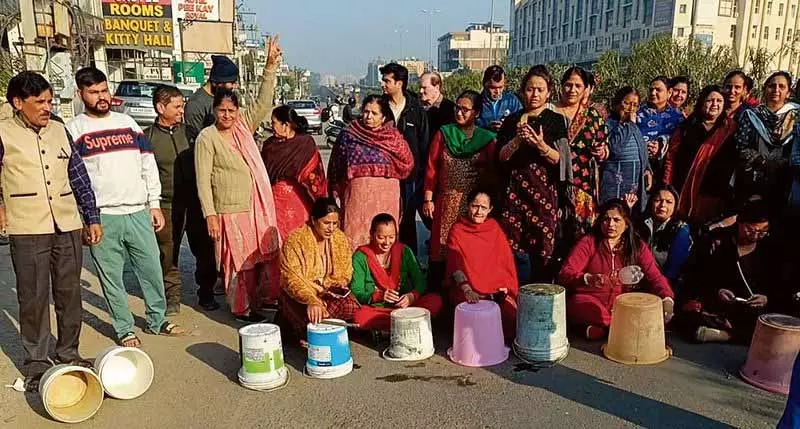 Zirakpur: चार दिनों से पानी न मिलने से परेशान विकास नगर के निवासियों ने हाईवे जाम किया Zirakpur: चार दिनों से पानी न मिलने से परेशान विकास नगर के निवासियों ने हाईवे जाम किया