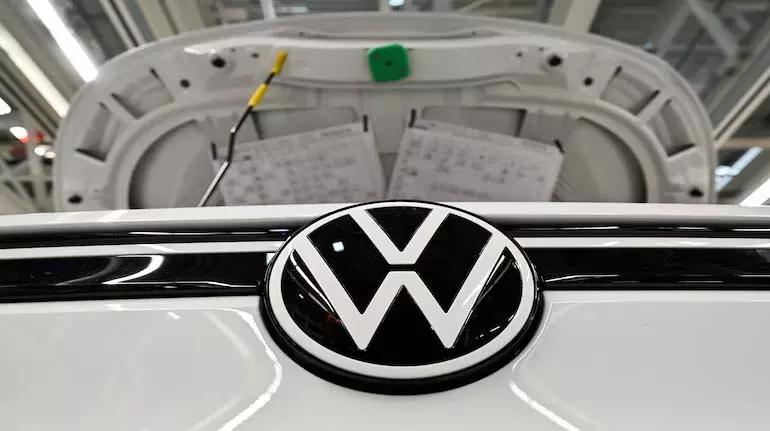 Volkswagen रीस्ट्रक्चरिंग के बीच भारत प्लांट के कर्मचारियों को जल्दी नौकरी छोड़ने का ऑफर दे रही Volkswagen रीस्ट्रक्चरिंग के बीच भारत प्लांट के कर्मचारियों को जल्दी नौकरी छोड़ने का ऑफर दे रही