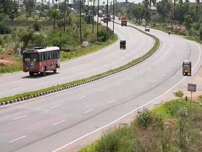 Pedestrian को चार पहिया वाहन ने टक्कर मारी; अवैध ड्राइविंग की घटना में ड्राइवर ने दो लोगों को मार डाला Pedestrian को चार पहिया वाहन ने टक्कर मारी; अवैध ड्राइविंग की घटना में ड्राइवर ने दो लोगों को मार डाला
