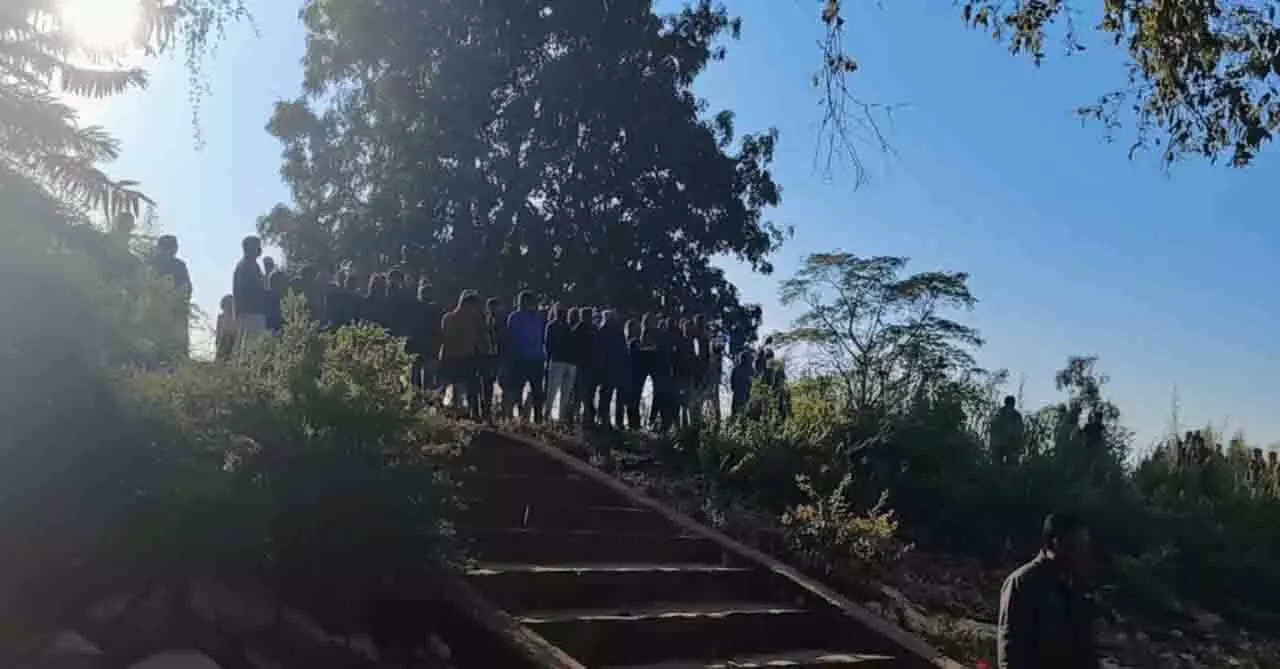 मलकानगिरी में शव मिलने की जगह से करीब 40 km दूर महिला का कटा हुआ सिर मिला मलकानगिरी में शव मिलने की जगह से करीब 40 km दूर महिला का कटा हुआ सिर मिला