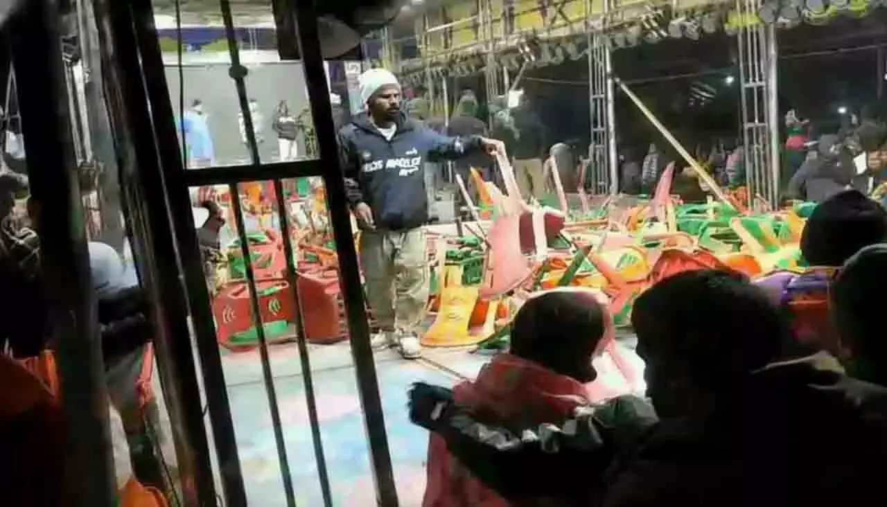 कोरापुट में जात्रा एक्टर निशा महाराणा को पुलिस ने स्टेज पर परफॉर्म करने से रोका कोरापुट में जात्रा एक्टर निशा महाराणा को पुलिस ने स्टेज पर परफॉर्म करने से रोका