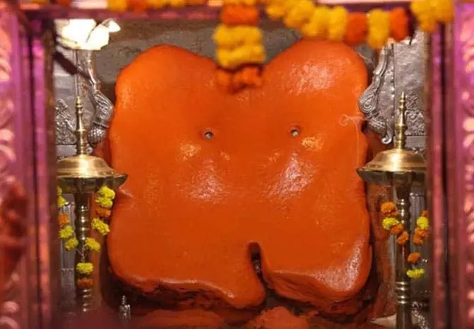 Pune के कस्बा गणपति मंदिर में मूर्ति पर सिंदूर के खोल की मरम्मत की जाएगी Pune के कस्बा गणपति मंदिर में मूर्ति पर सिंदूर के खोल की मरम्मत की जाएगी