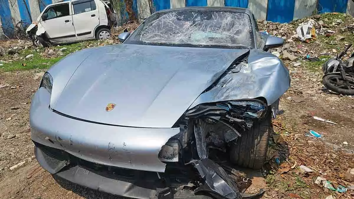 Pune पोर्श केस: जांच में गड़बड़ी पर यरवदा के 2 पुलिसकर्मी बर्खास्त Pune पोर्श केस: जांच में गड़बड़ी पर यरवदा के 2 पुलिसकर्मी बर्खास्त