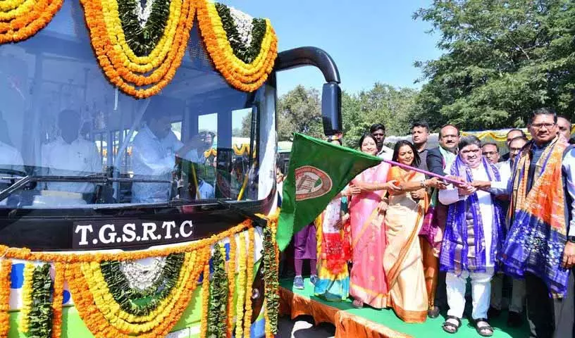 TGSRTC ने हैदराबाद में अपने बेड़े में 65 नई इलेक्ट्रिक बसें शामिल कीं। TGSRTC ने हैदराबाद में अपने बेड़े में 65 नई इलेक्ट्रिक बसें शामिल कीं।