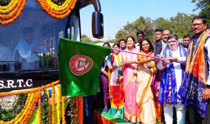हैदराबाद में मंत्री पोन्नम प्रभाकर ने 65 Electric Buses को हरी झंडी दिखाई। हैदराबाद में मंत्री पोन्नम प्रभाकर ने 65 Electric Buses को हरी झंडी दिखाई।