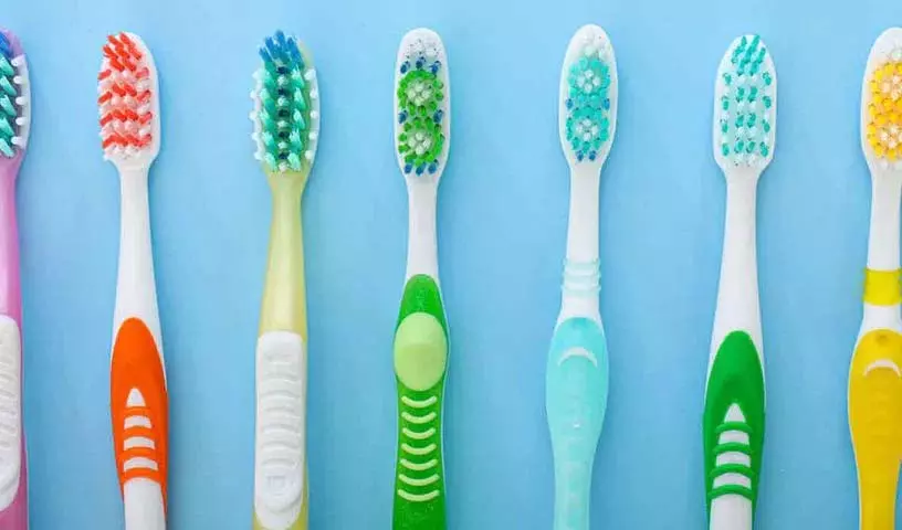 हमें Toothbrush के बारे में ये ज़रूरी बातें और हेल्थ टिप्स ज़रूर पता होने चाहिए हमें Toothbrush के बारे में ये ज़रूरी बातें और हेल्थ टिप्स ज़रूर पता होने चाहिए