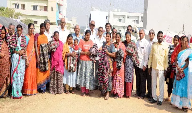 Retired कर्मचारियों ने कोडाडा में कंबल बांटे। Retired कर्मचारियों ने कोडाडा में कंबल बांटे।