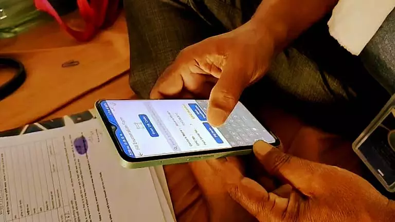 BLO ऐप में नया ऑप्शन, गिनती का दौर खत्म होने से पहले ही सवाल खड़े कर रहा BLO ऐप में नया ऑप्शन, गिनती का दौर खत्म होने से पहले ही सवाल खड़े कर रहा